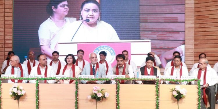 “IPS Academy Indore Hosts Graduation Ceremony; Students Felicitated with Academic Excellence Awards”