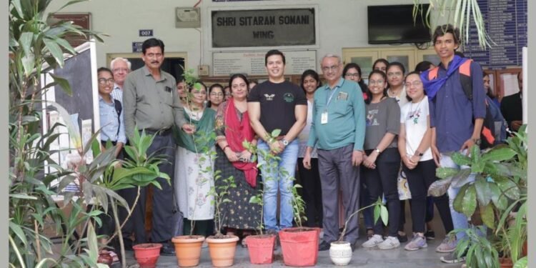 Green Man Viral Desai delivers a thought-provoking lecture on Environmental protection at SPB college in Surat