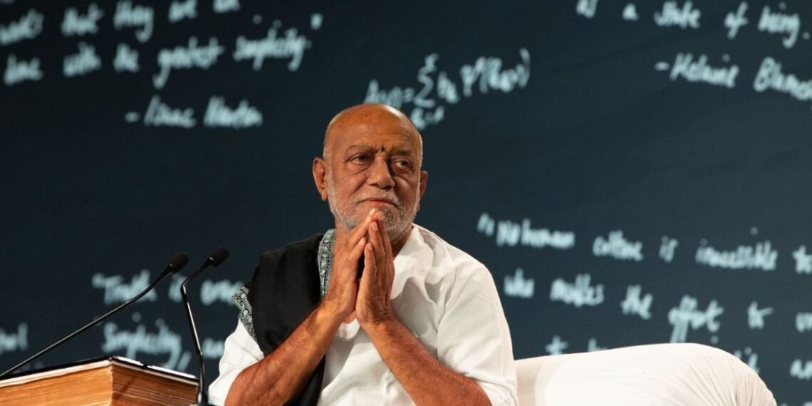 Morari Bapu donates Rs. 25 lakh to Seva Bharati in Himachal Pradesh